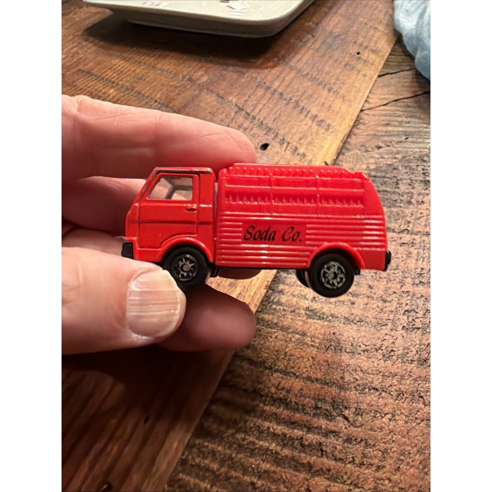 Maisto Motor Works Delivery Truck #69 Soda Co Coke Pepsi Bottles Limited Edition
